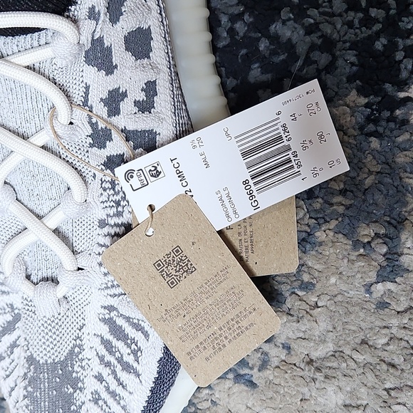 adidas Yeezy 350 V2 CMPCTSlate Panda - Picture 3 of 5